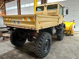 un gros camion jaune garé dans un garage