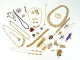 plusieurs types de colliers et de bracelets différents disposés sur une table