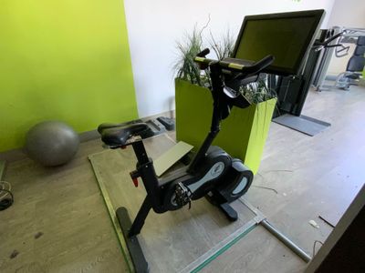 un vélo posé sur un bureau dans une pièce