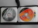 deux CD dans un boîtier posé sur une table blanche