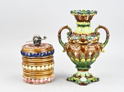 deux vases posés l'un à côté de l'autre sur une table