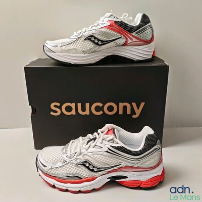 brand new saucony running shoes in box