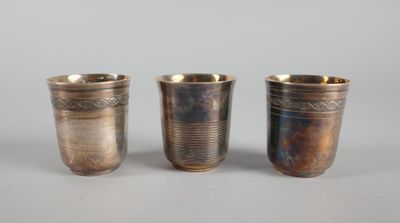 CHRISTOFLE. Lot de trois timbales en métal argenté comprenan…