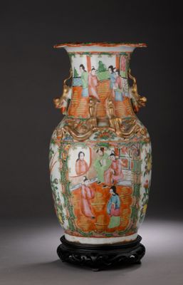 un vase avec un tableau posé sur un support