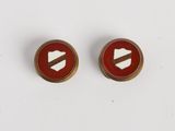 une paire de boucles d'oreilles à clous rouges et dorées ornées d'un bouclier
