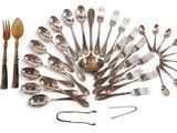 un grand nombre de cuillères et de fourchettes disposées en cercle