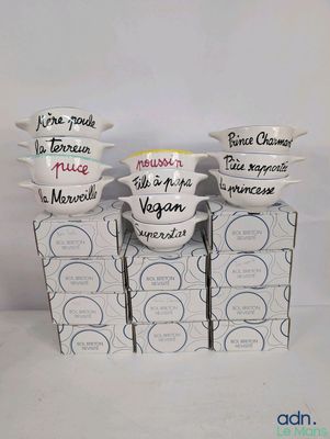 quatre tasses sont empilées les unes sur les autres sur une table