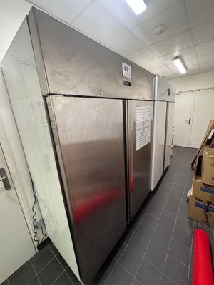 une photo d'une cuisine professionnelle équipée de réfrigérateurs en acier inoxydable