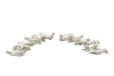 un ensemble de six figurines d'oiseaux en métal argenté