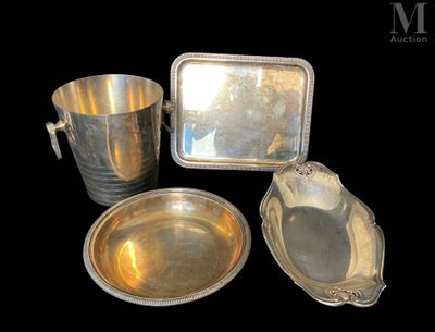 une assiette en argent accompagnée d'une tasse en argent et une assiette en argent accompagnée d'un plateau en argent