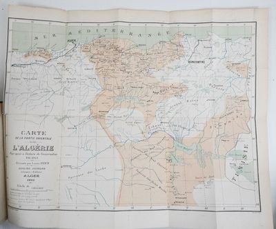 un livre ouvert contenant une carte du centre du pays