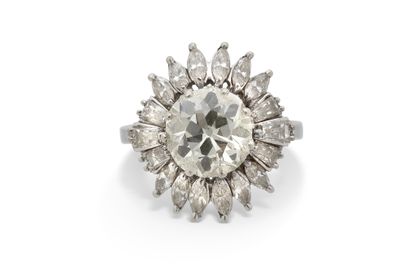 une vieille bague sertie d'un diamant taillé, avec un groupe de diamants au centre