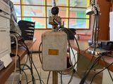 a machine that is sitting on a table in a room