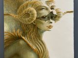 une image représentant un tableau d'une femme avec des plumes sur la tête