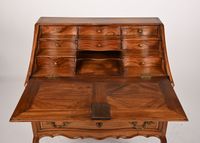 Bureau de pente en noyer mouluré et sculpté ouvrant par deux… (photo 3)