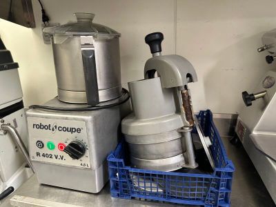 un mixeur et un mixeur posé sur un plan de travail dans une cuisine