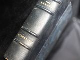 un vieux livre posé sur un tissu noir