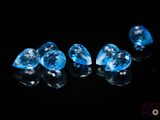 trois topazes bleues et diamants sur un fond noir