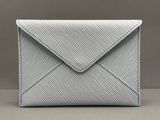 une enveloppe blanche ornée d'une bande bleue