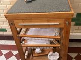 une petite table sur laquelle sont posés plusieurs papiers