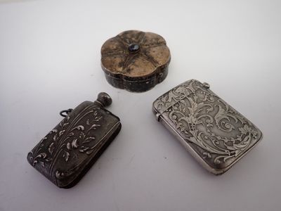 Lot comprenant une boîte, porte allumette, et flacon en argent