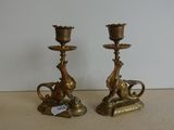 deux bougies posées sur une table