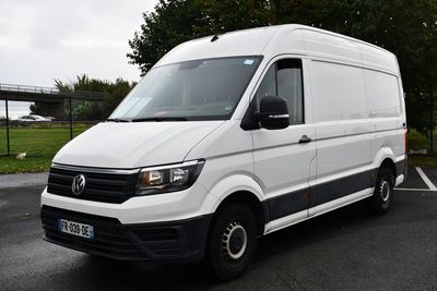 une camionnette blanche garée dans un parking