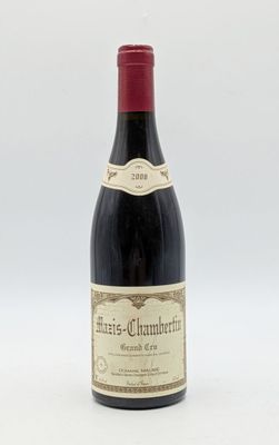 une vieille bouteille de vin posée sur une table blanche