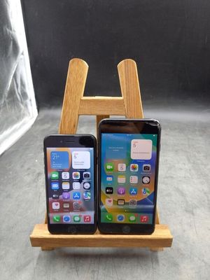 deux téléphones portables posés sur un support en bois