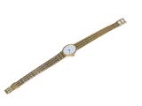 gros plan d'une montre-bracelet sur fond blanc