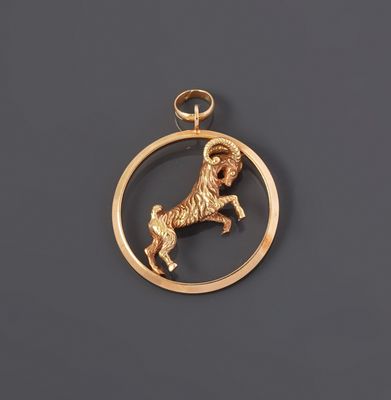 un gros plan d'un pendentif en or représentant un bélier à l'intérieur d'un cercle