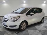 la petite voiture blanche est garée dans une grande pièce