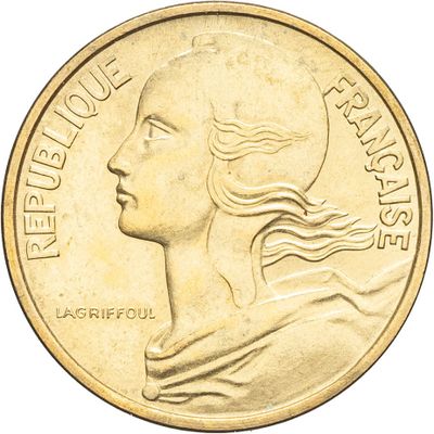 gros plan d'une pièce de monnaie sur laquelle figure un visage de femme