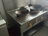 une cuisine sale avec une cuisinière sale et un évier sale