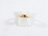 une image d'une bague en or avec une pierre en rubis