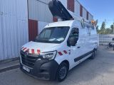 la photo d'une camionnette blanche garée devant un bâtiment
