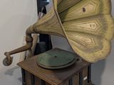 un vieux gramophone posé sur une table à côté d'un miroir