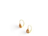 boucles d'oreilles plaquées or ornées d'un petit motif en forme de larme