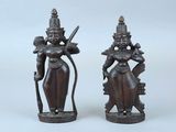 une paire de figurines en bronze représentant une femme et un homme