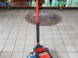 une photo montrant un caddie et un présentoir à outils dans un magasin