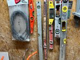 de nombreux outils accrochés au mur