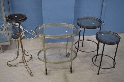 trois tables avec un plateau en verre et des pieds en métal dans une pièce aux murs bleus