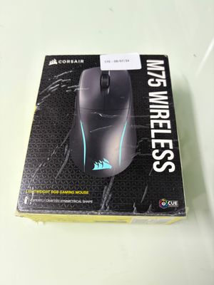 une boîte contenant une souris d'ordinateur, posée sur une table