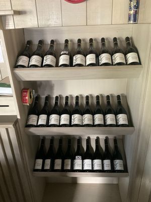 de nombreuses bouteilles de vin sur les étagères de la cuisine