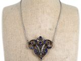 une photo d'un collier sur un mannequin mannequin mannequin mannequin mannequin mannequin mannequin mannequin mannequin mann