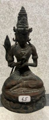 une statue de femme tenant un oiseau dans sa main