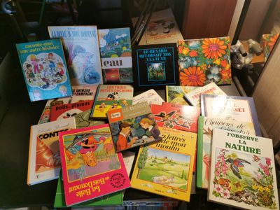 de nombreux livres pour enfants posés ensemble sur une table