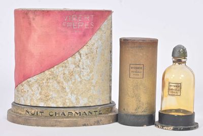 un flacon de parfum à côté d'un bidon et d'un bidon