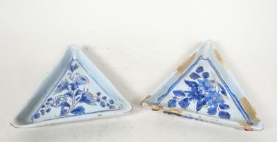 une paire d'assiettes triangulaires bleues et blanches ornées de fleurs