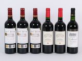 six bouteilles de vin sont alignées sur une surface blanche